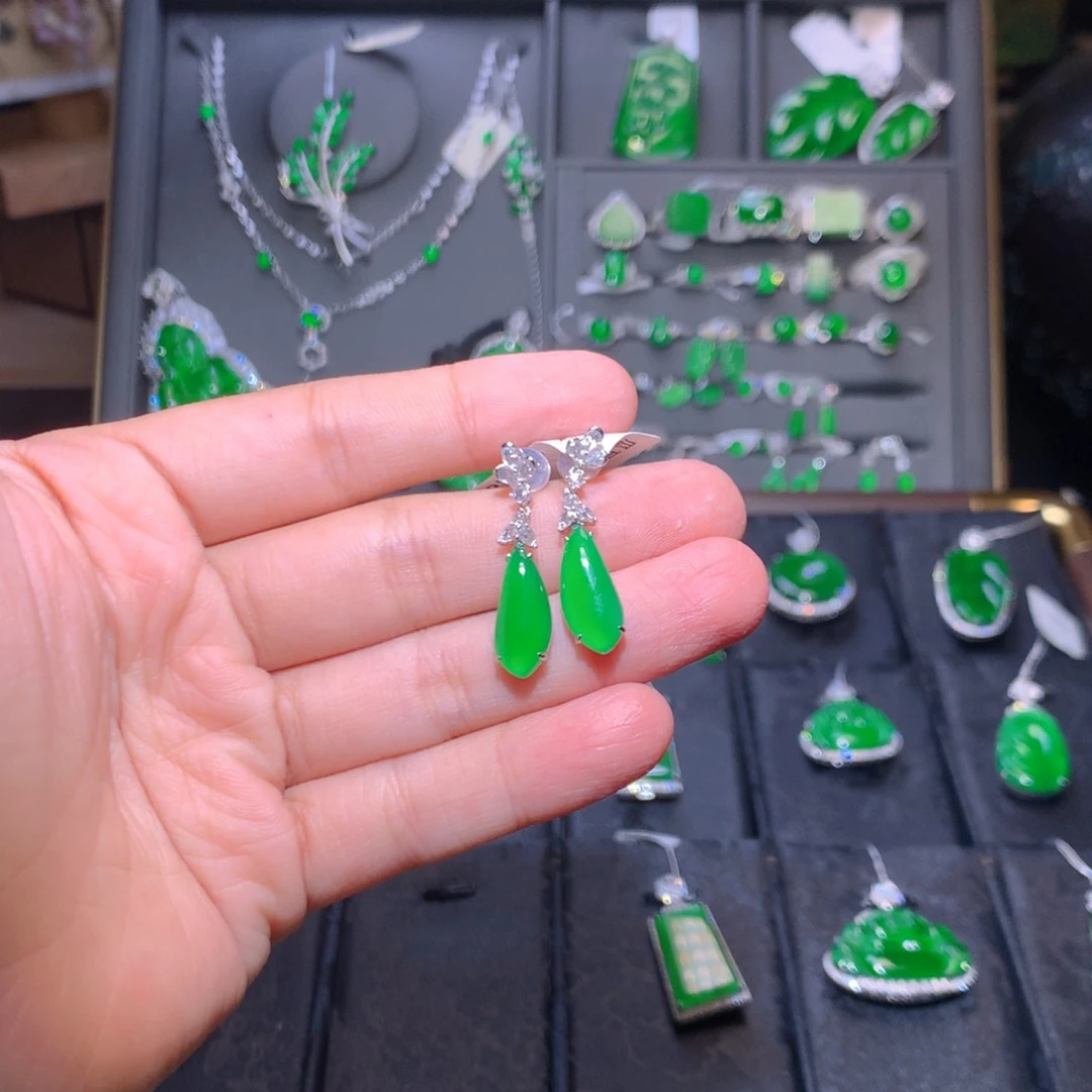 18K金镶嵌翡翠耳饰福瓜耳坠