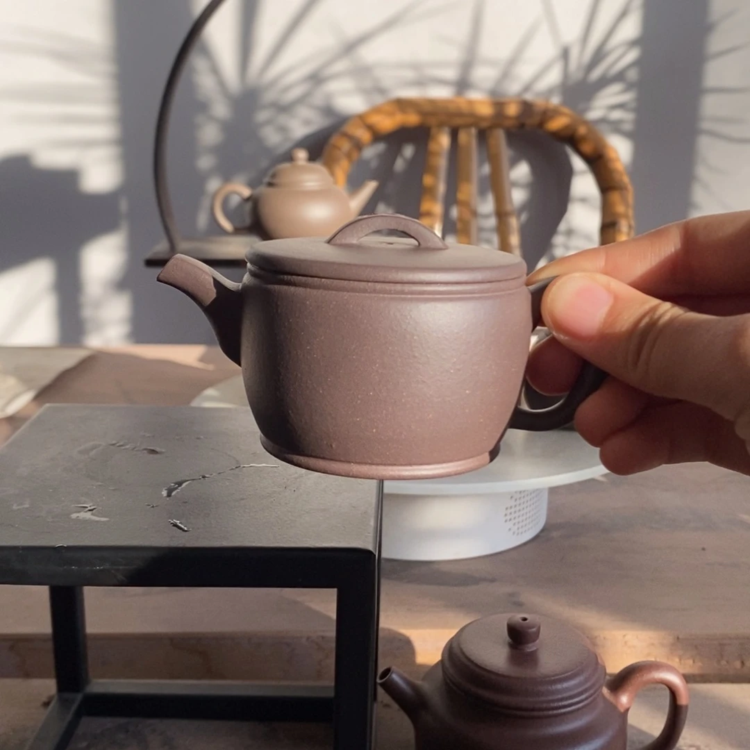 小***着紫砂茶壶新粉体验