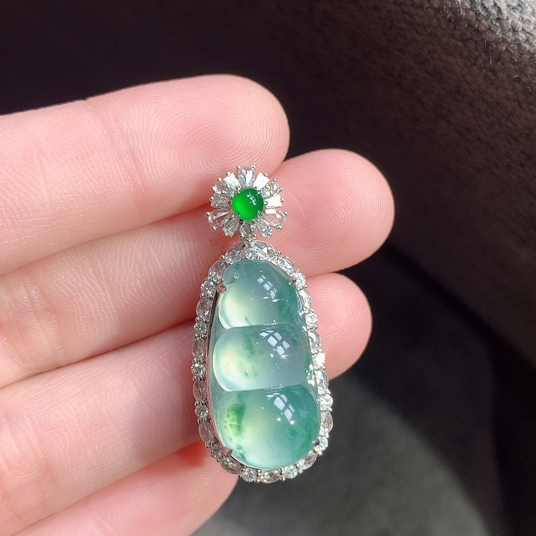 颈饰18K金镶嵌翡翠