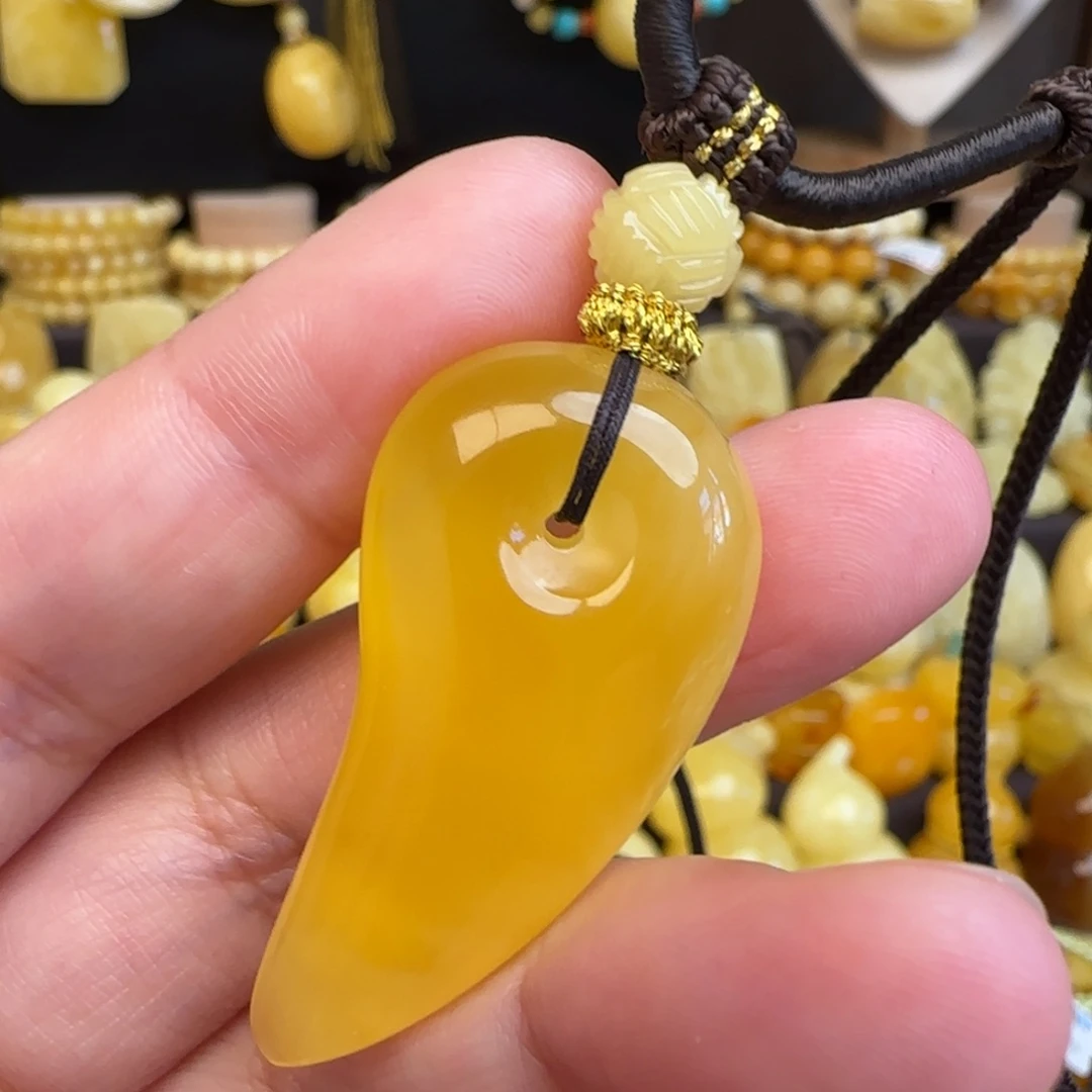 琥珀未镶嵌套链天然俄料鸡油黄蜜蜡勾玉吊坠