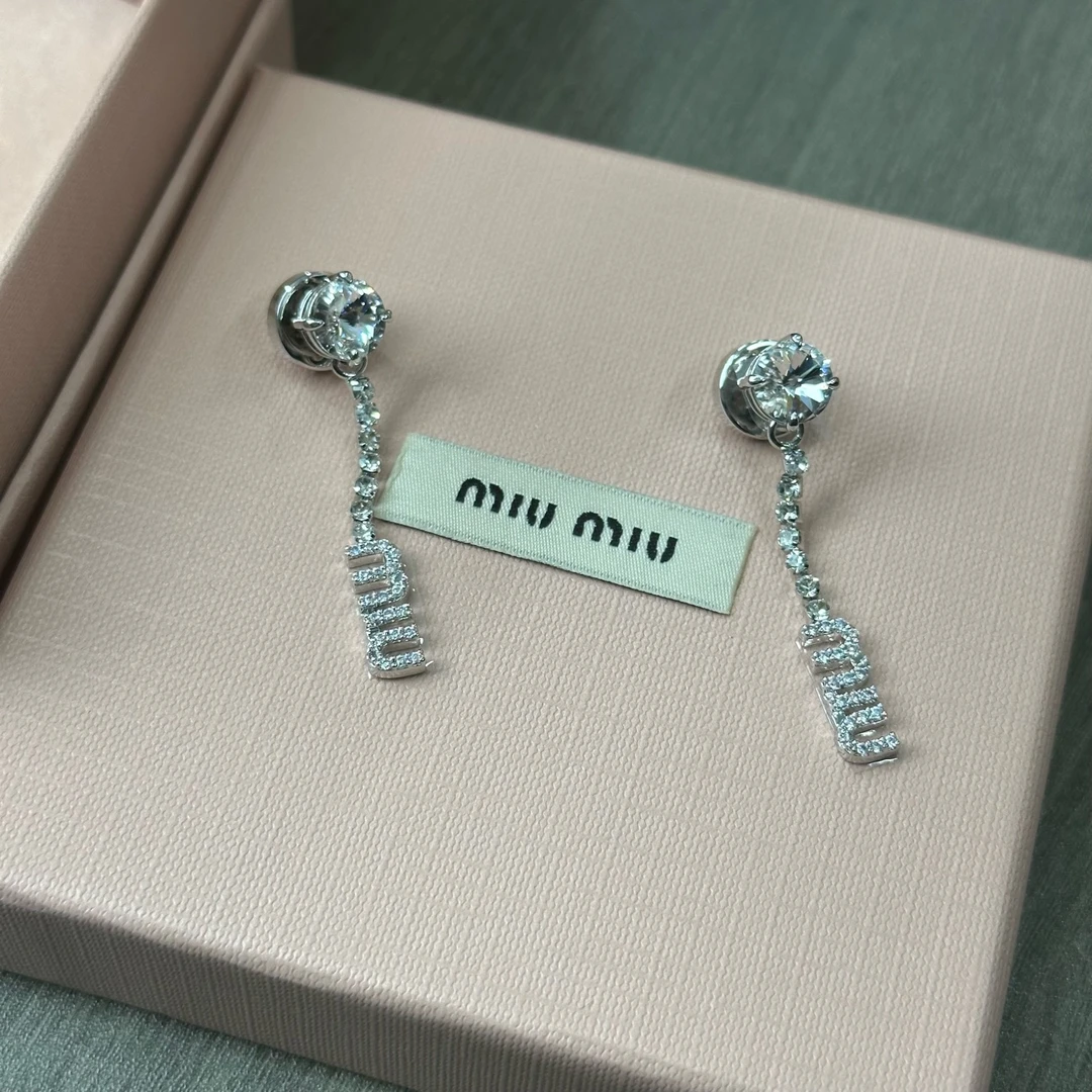 114 MIUMIU 银色满钻字母吊坠耳钉  全新有盒子