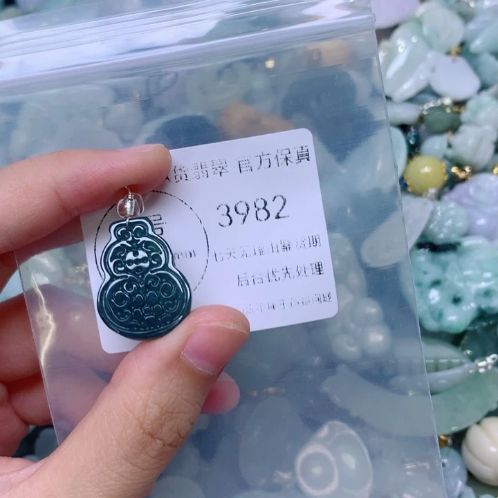 吊坠(不含链)未镶嵌翡翠