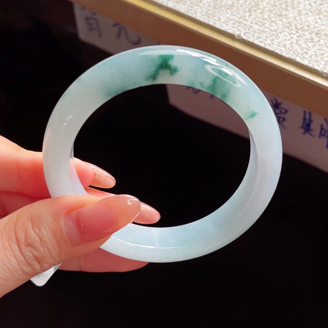 翡翠手镯未镶嵌手镯