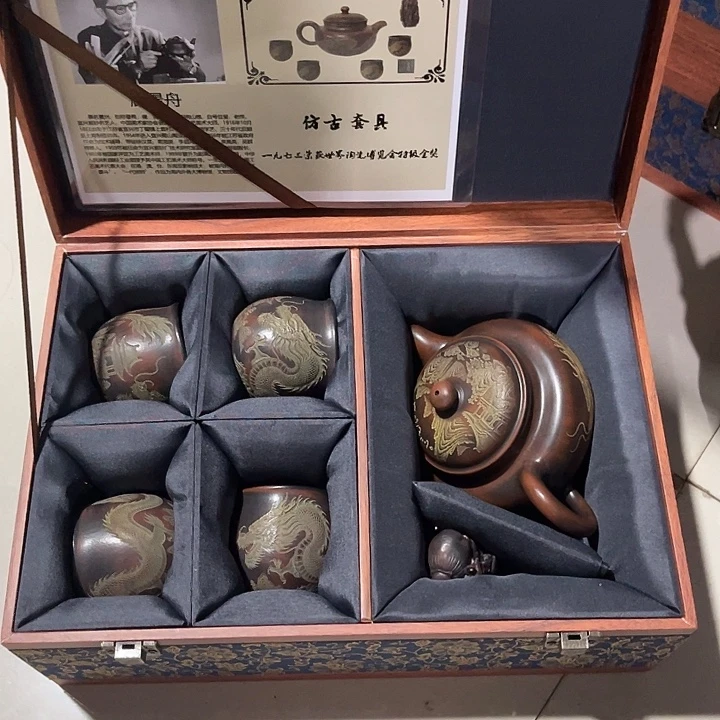 段泥茶壶原矿泥料手工制作的一把紫砂壶。