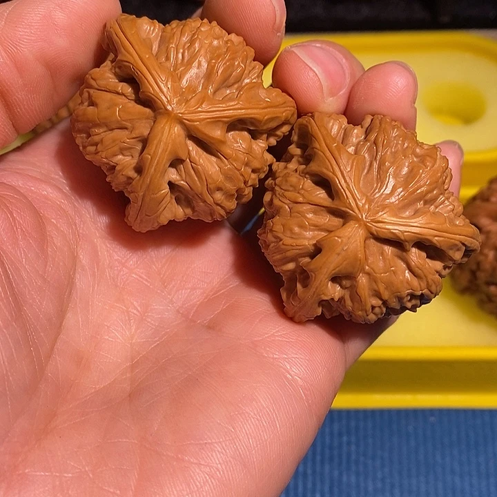 盐****把件文玩核桃白狮子三棱