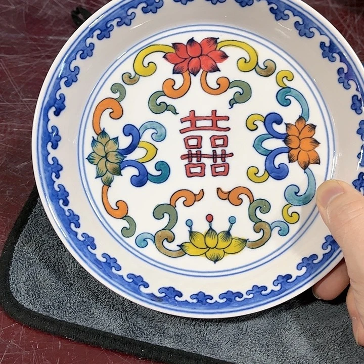 瓷片//////直径19厘米。红。