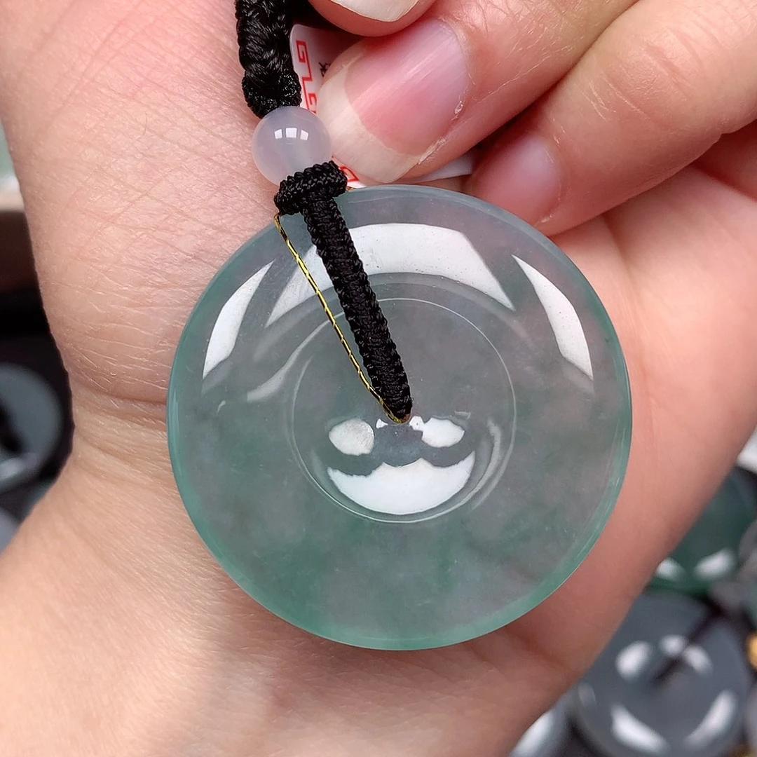 翡翠颈饰未镶嵌平安扣