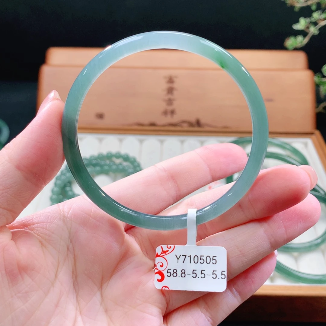 翡翠手镯（圆镯）未镶嵌