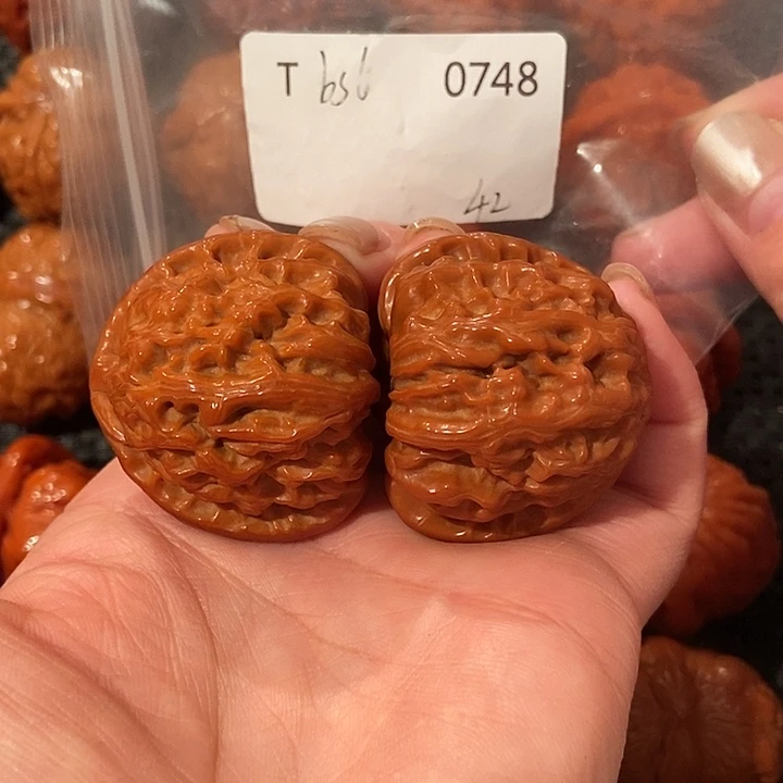 文玩核桃吊坠白狮子42