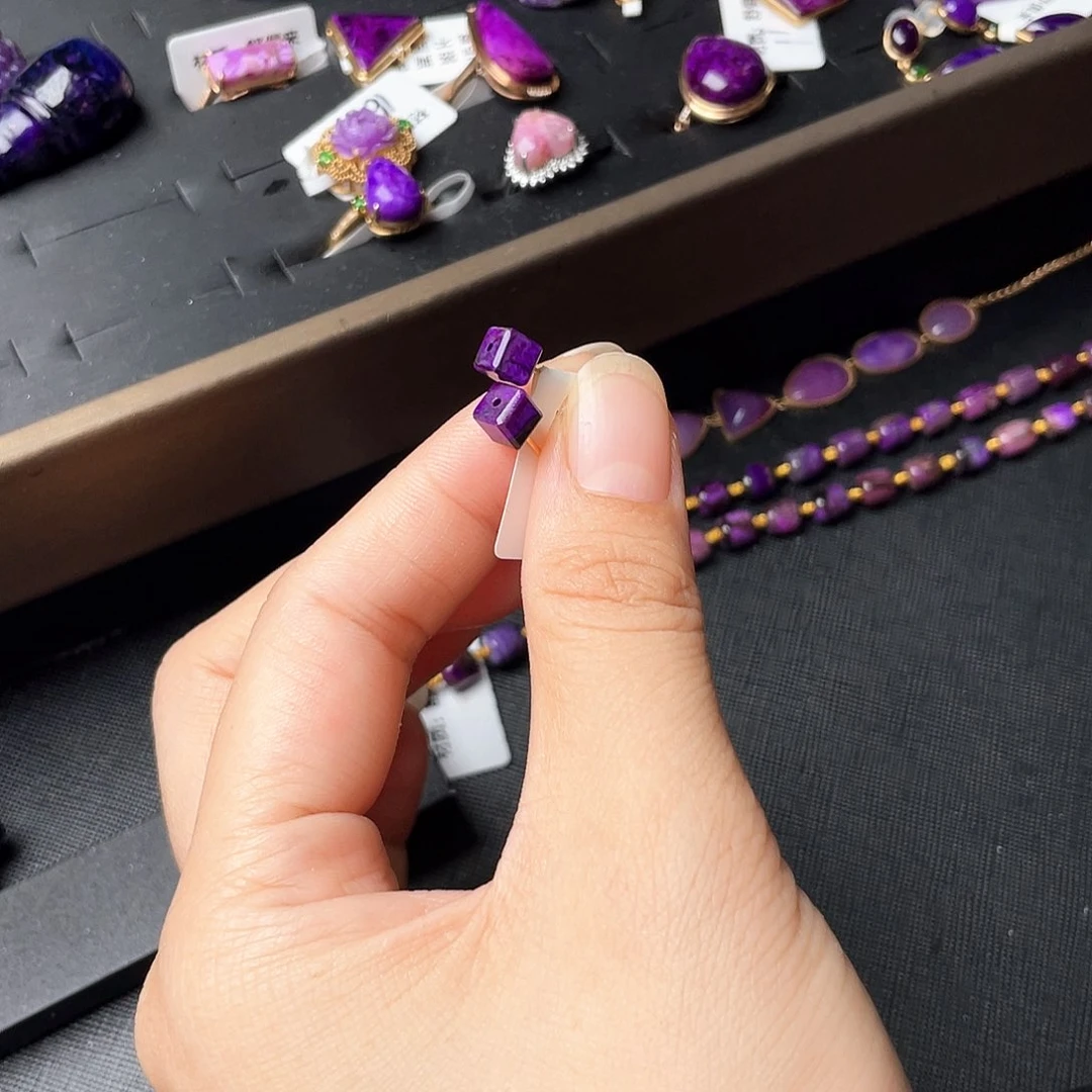 苏纪石（舒俱来）18K金镶嵌耳钉