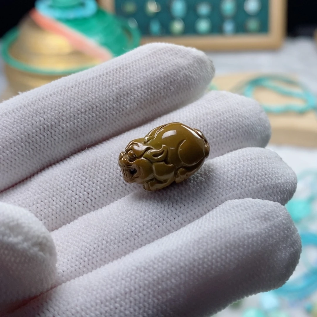 绿松石颈饰未镶嵌虎**?