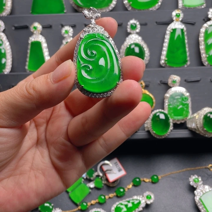翡翠颈饰未镶嵌翡翠吊坠