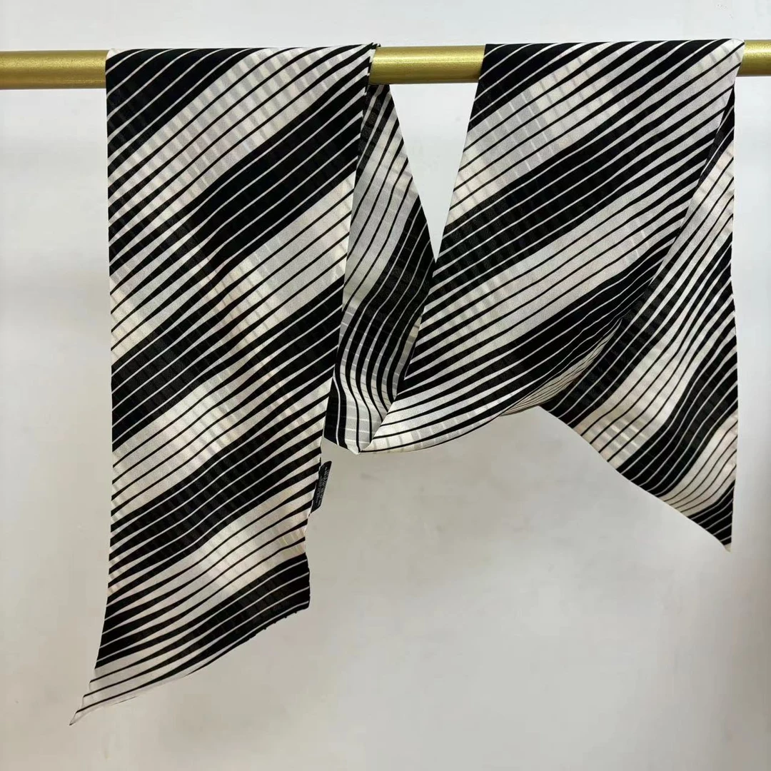 双绉黑白条纹斜角长巾逐梦鸟雅致配色轻盈双绉真丝丝巾