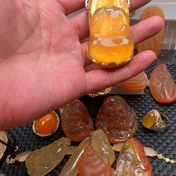 石英质玉颈饰未镶嵌枫*