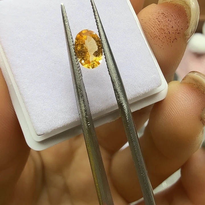 椭圆形0.56ct石榴石（芬达石）未镶嵌