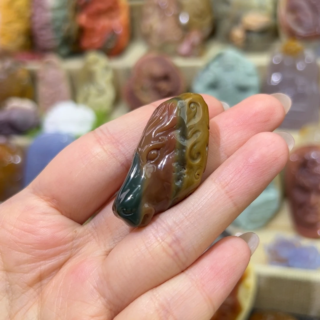 罗***诚颈饰未镶嵌石英质玉