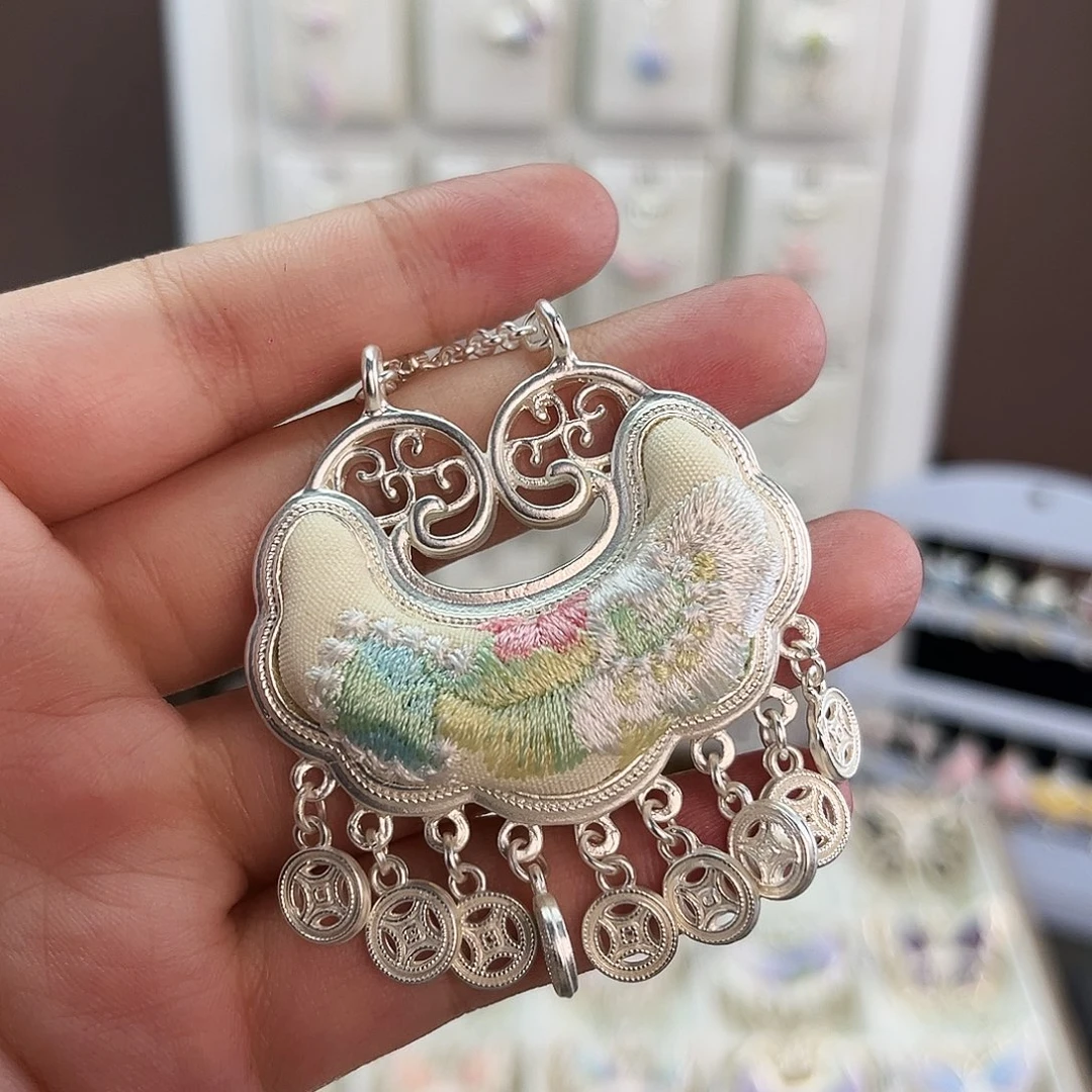 布艺合金蝴蝶吊坠