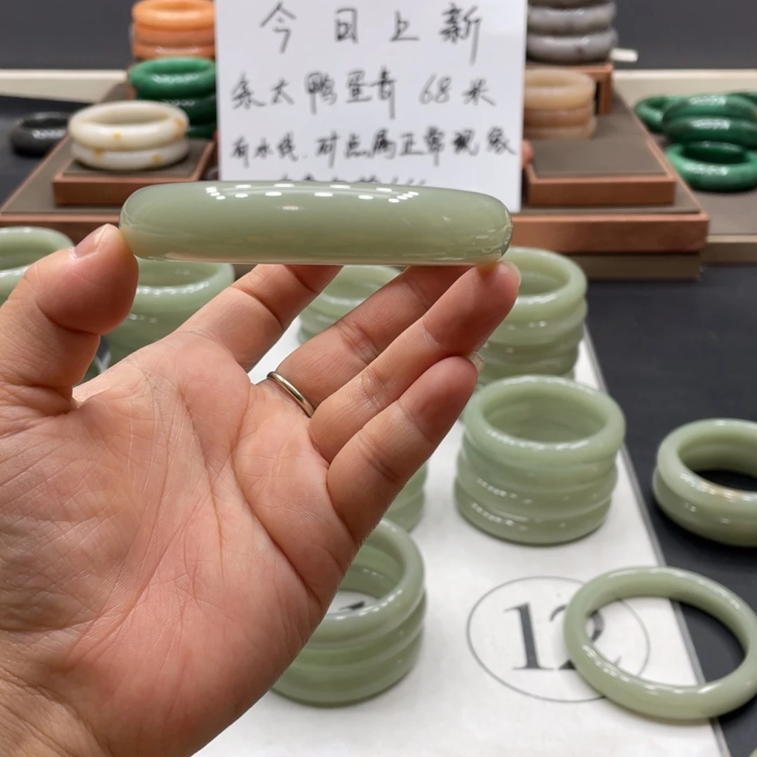杨***姐石英质玉手镯未镶嵌