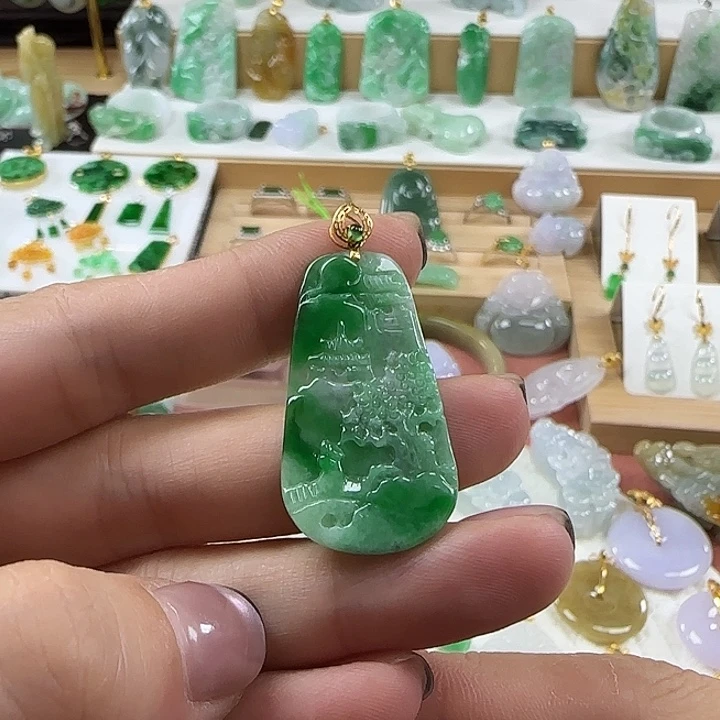 翡翠未镶嵌颈饰绿山水