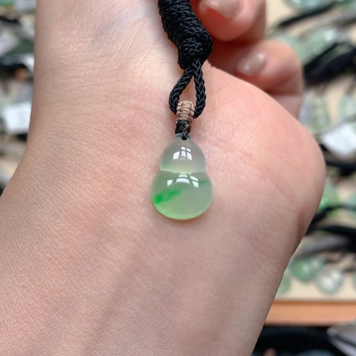 翡翠未镶嵌颈饰葫芦