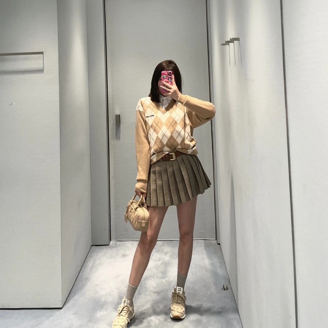 99新 MIU MIU/缪缪 tem324 24新款菱形嵌花标语针织衫 40码 羊绒