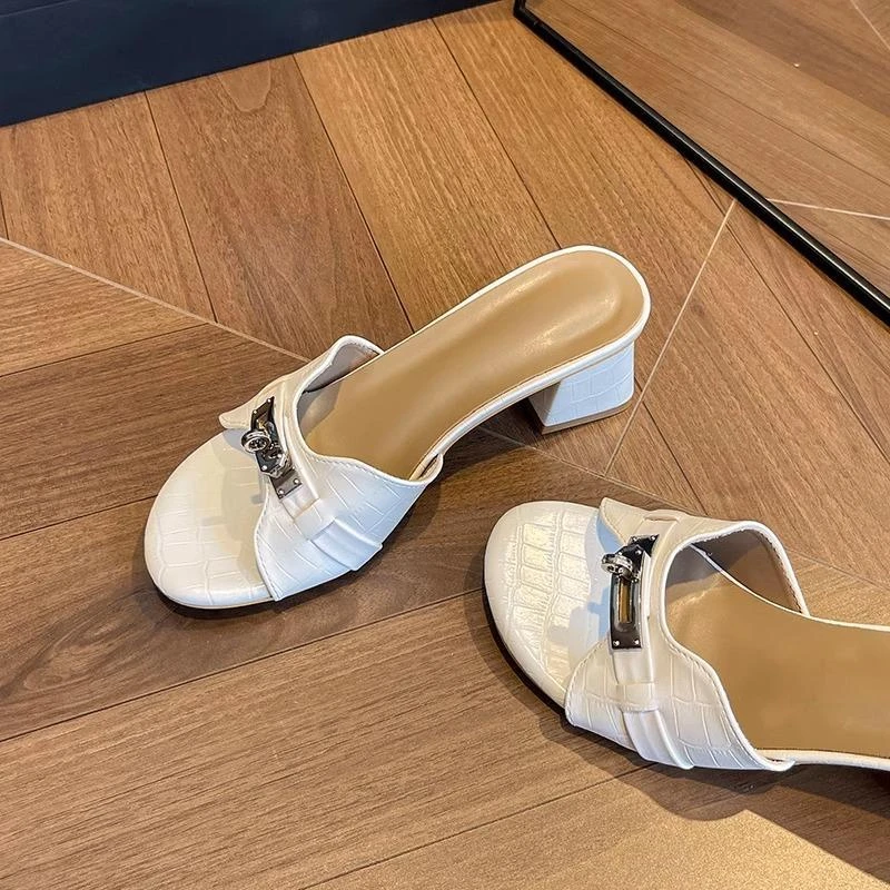 2025年ins风拖鞋 H扣鳄鱼纹杏色真皮凉鞋女 粗跟一字拖凉拖鞋外穿