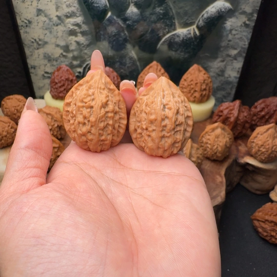 文玩核桃吊坠凤羽鸡心