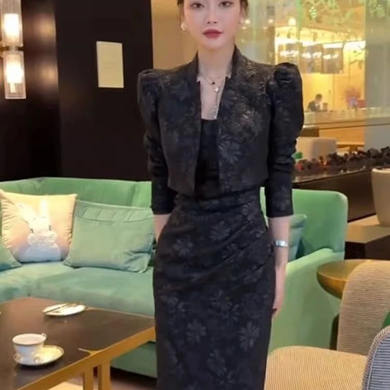 早春季法式复古轻奢赫本风高级感气质收腰包臀提花连衣裙两件套装