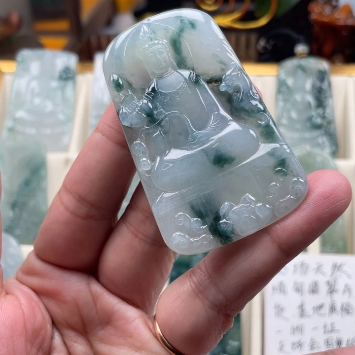 翡翠未镶嵌颈饰观音