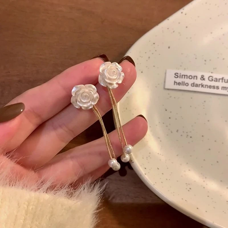 合金耳饰 山茶花流苏耳钉爆款珠珠耳环高级感轻奢日常百搭耳饰女b