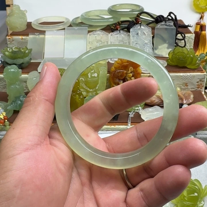 百***鹅未镶嵌蛇纹石玉颈饰