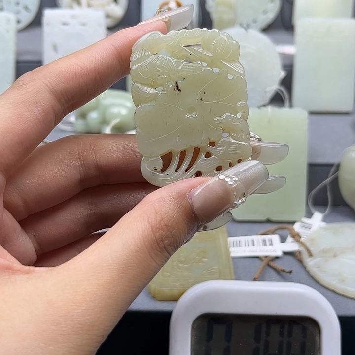 和田玉未镶嵌颈饰青**上