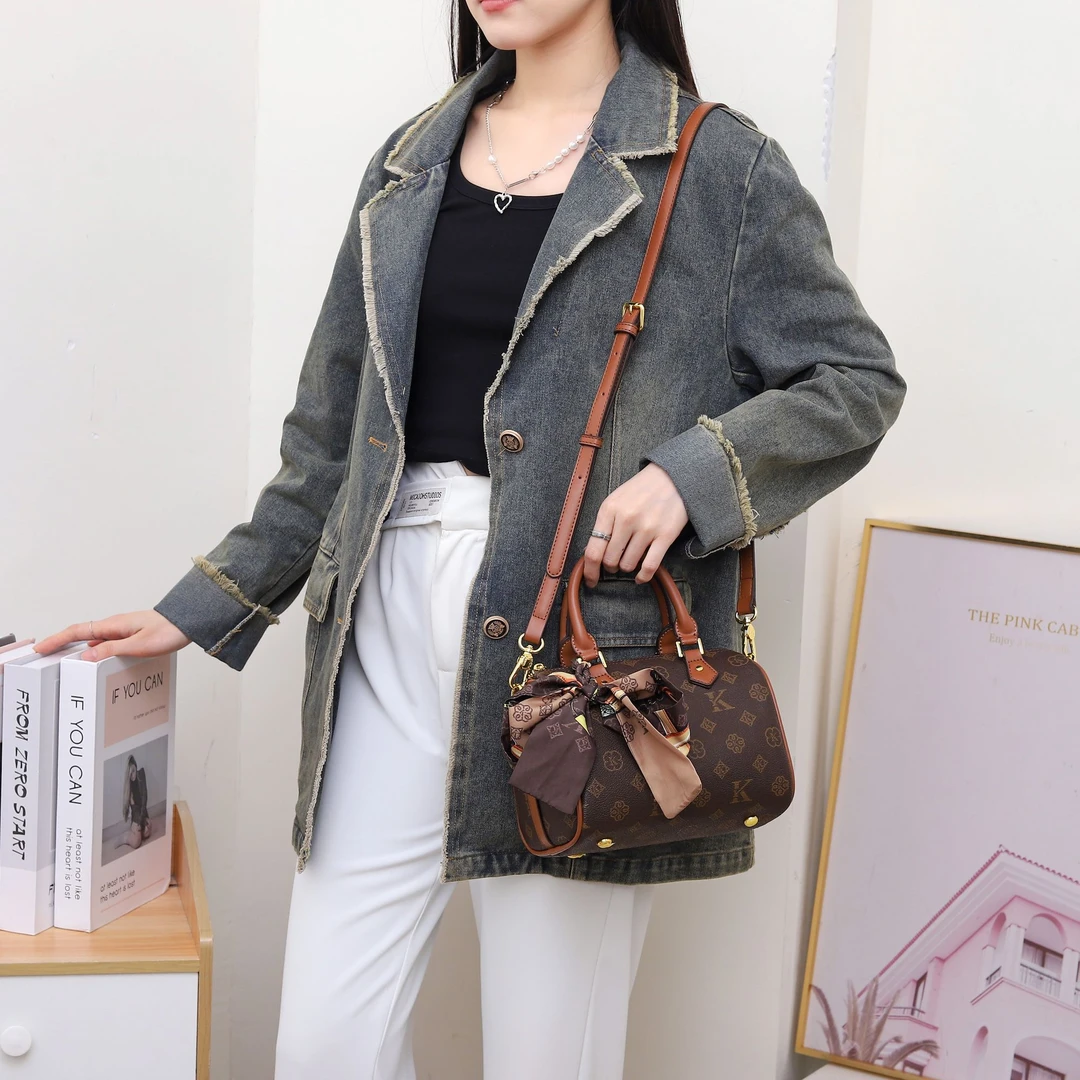 2025咖色枕头包-港风新款轻奢四季百搭枕头包96098