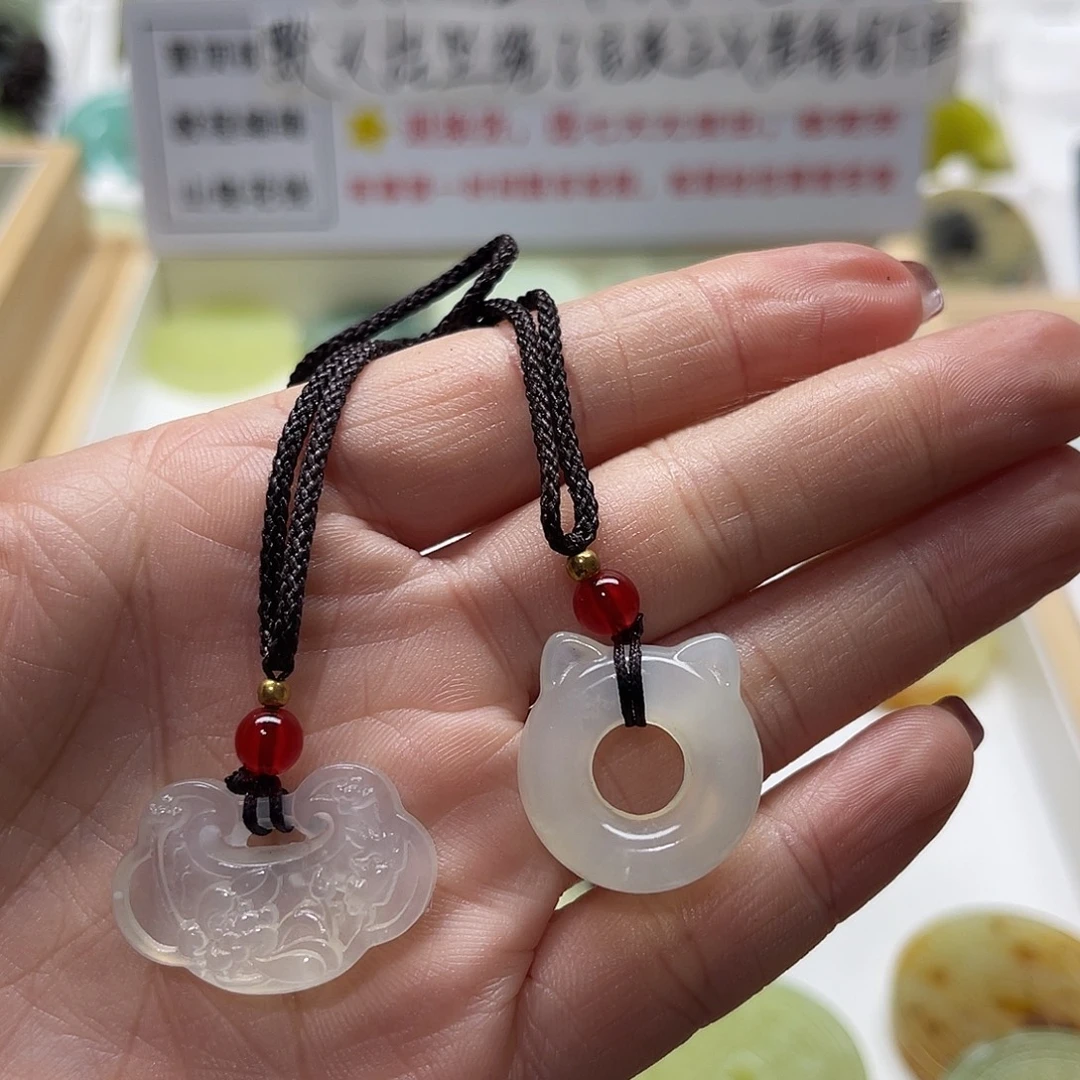 蛇纹石玉未镶嵌颈饰