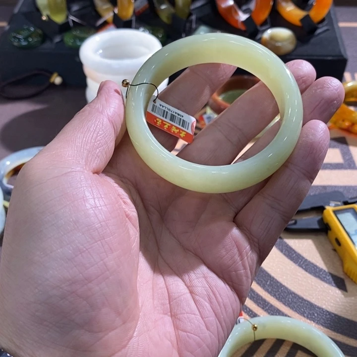 透闪石-蛇纹石玉未镶嵌手镯