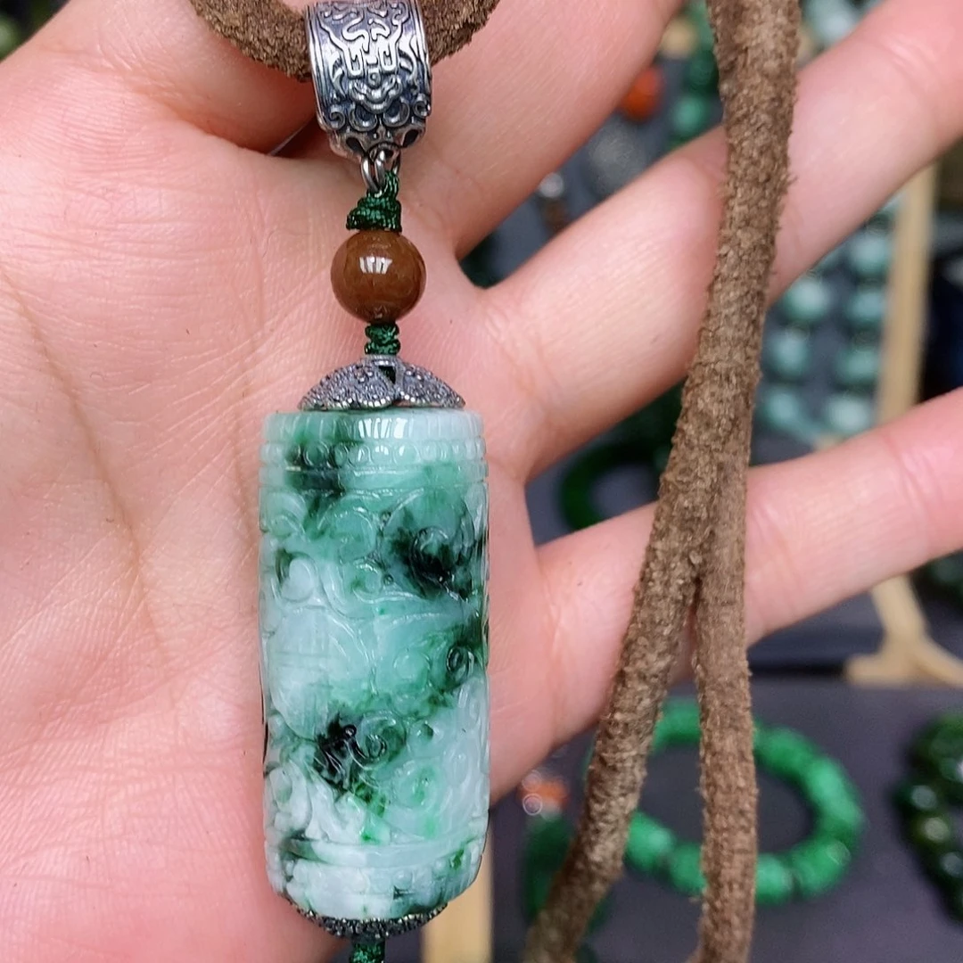 翡翠颈饰未镶嵌漂亮美眉