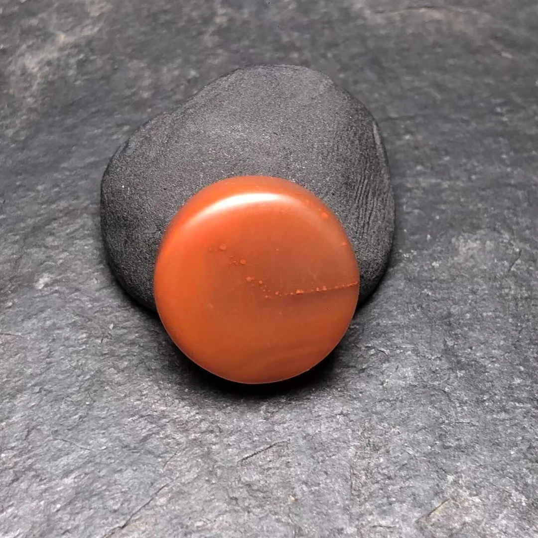 川料南红玛瑙手工打磨小圆牌直径14.5厚5.7毫米，无裂