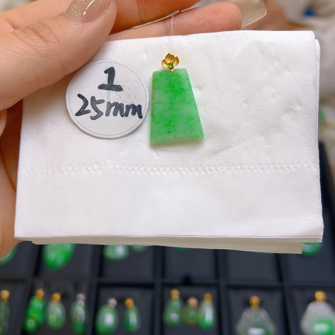 翡翠颈饰18K金镶嵌翡翠