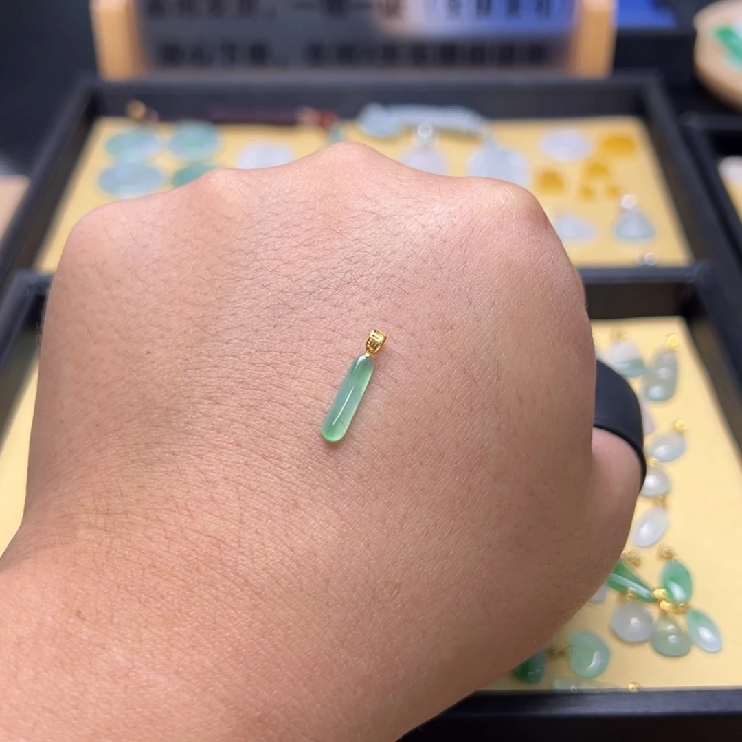 翡翠18K金镶嵌颈饰平安柱