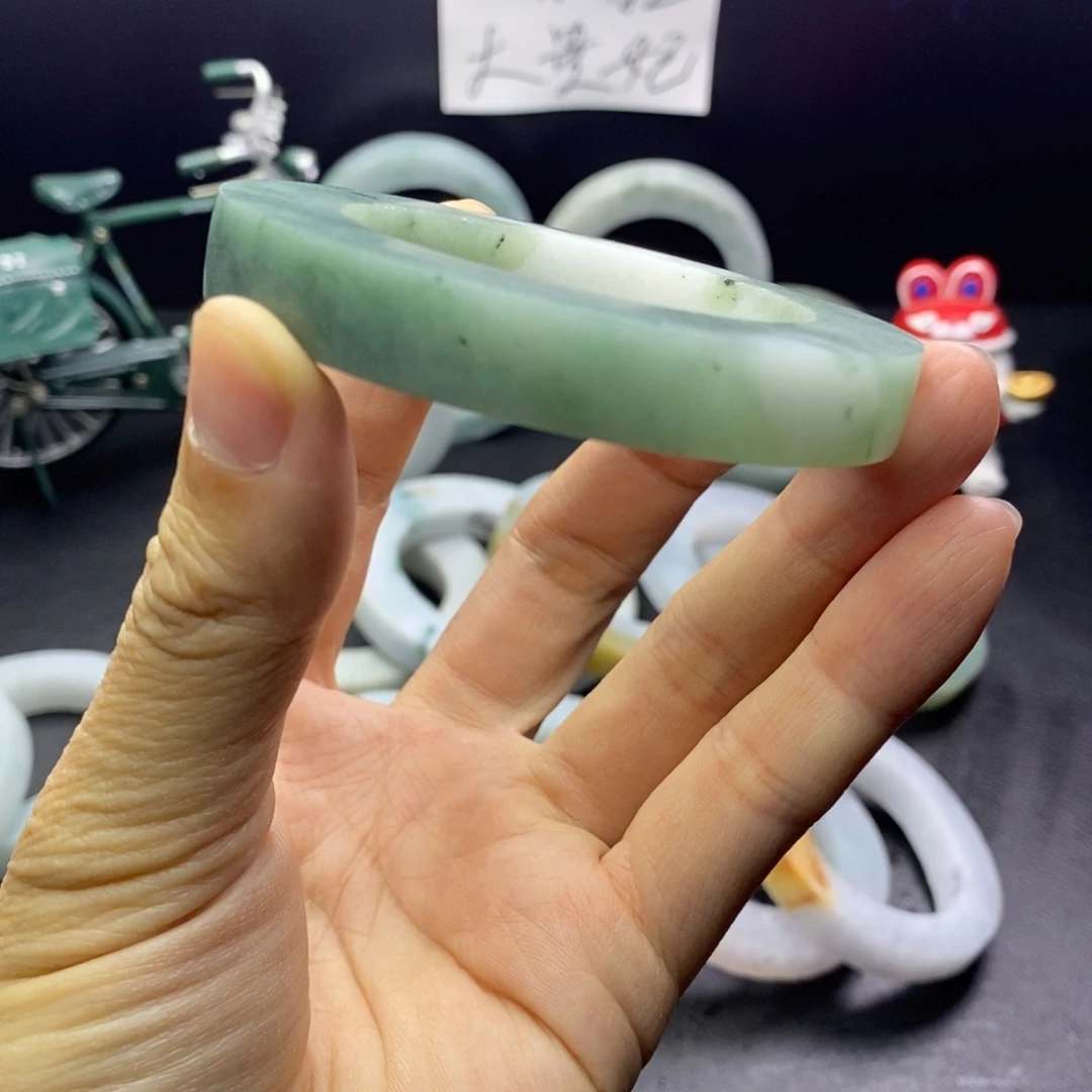 定制翡翠未镶嵌手镯