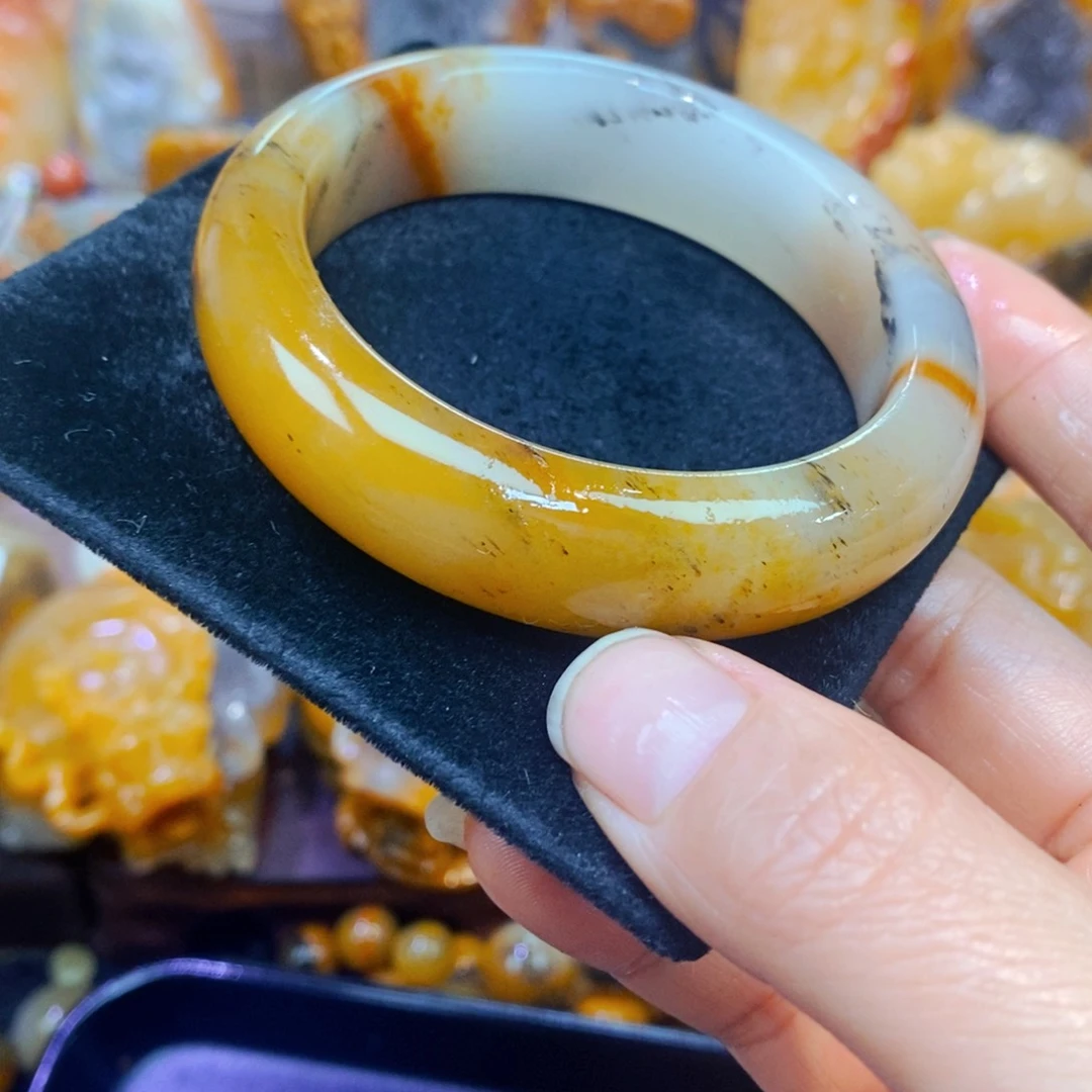 未镶嵌石英质玉（黄龙玉）颈饰
