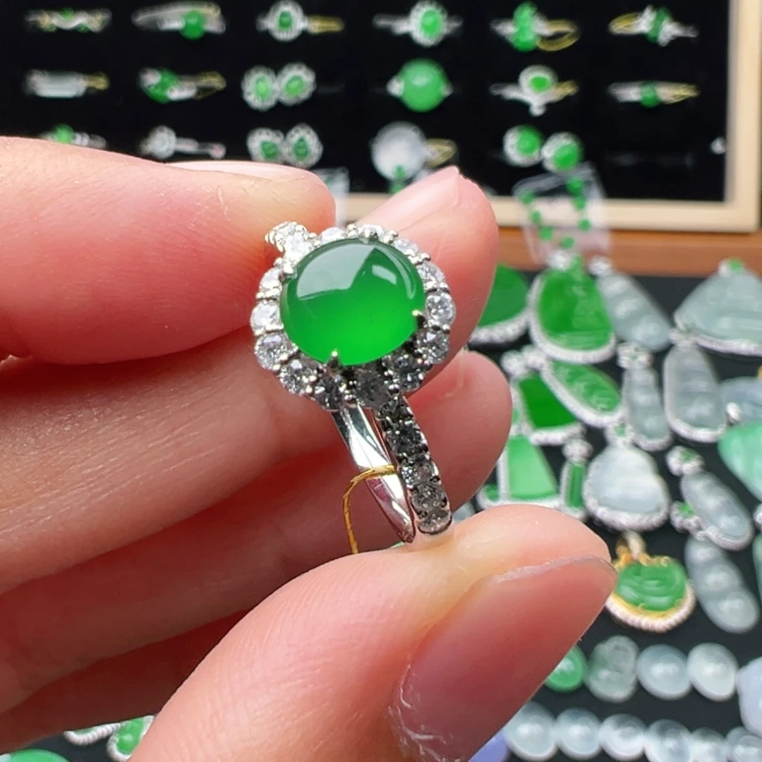 颈饰18K金镶嵌翡翠戒指