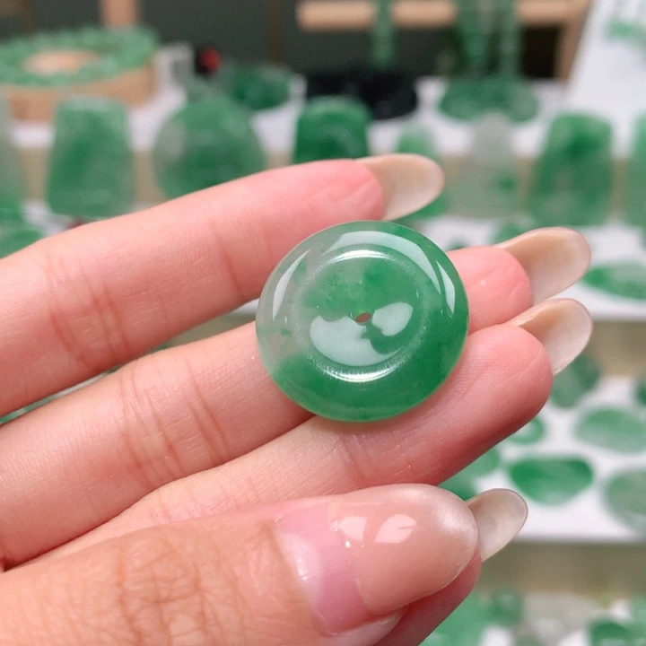 颈饰未镶嵌石英质玉