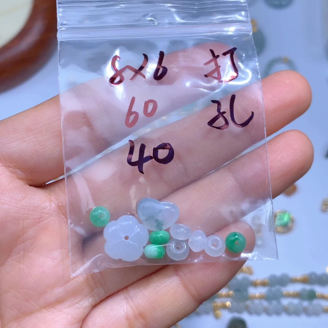 蔷****翡翠18K金镶嵌颈饰珠子