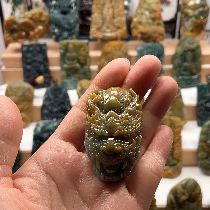 翡翠颈饰未镶嵌天然翡翠A货出人头地