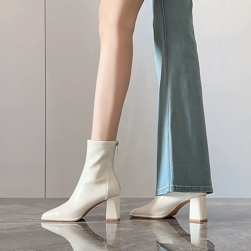 温柔气质白色靴子女2025秋冬新款配裙子弹力瘦瘦靴方头高跟短靴女