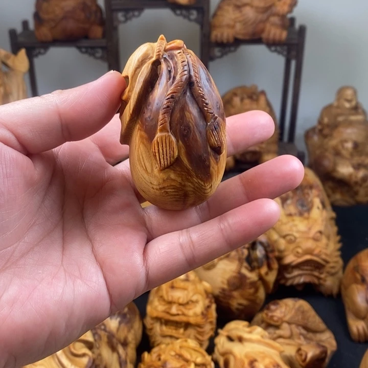 柏木手工雕钱袋子手把件