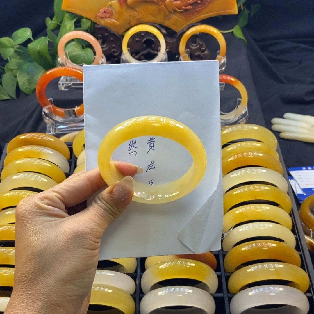 敬***翔石英质玉（黄龙玉）未镶嵌手镯阳阳