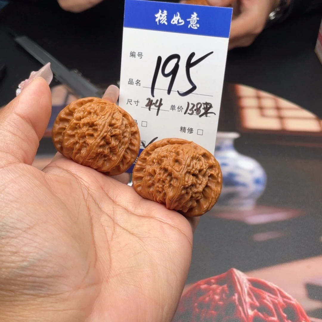 晴***3把件桃核44尺寸白狮子
