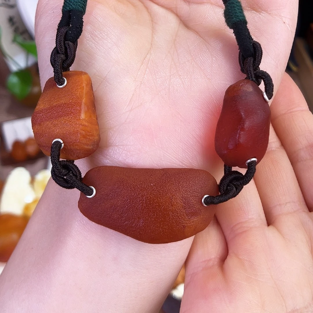 琥珀珠宝奇石未镶嵌。